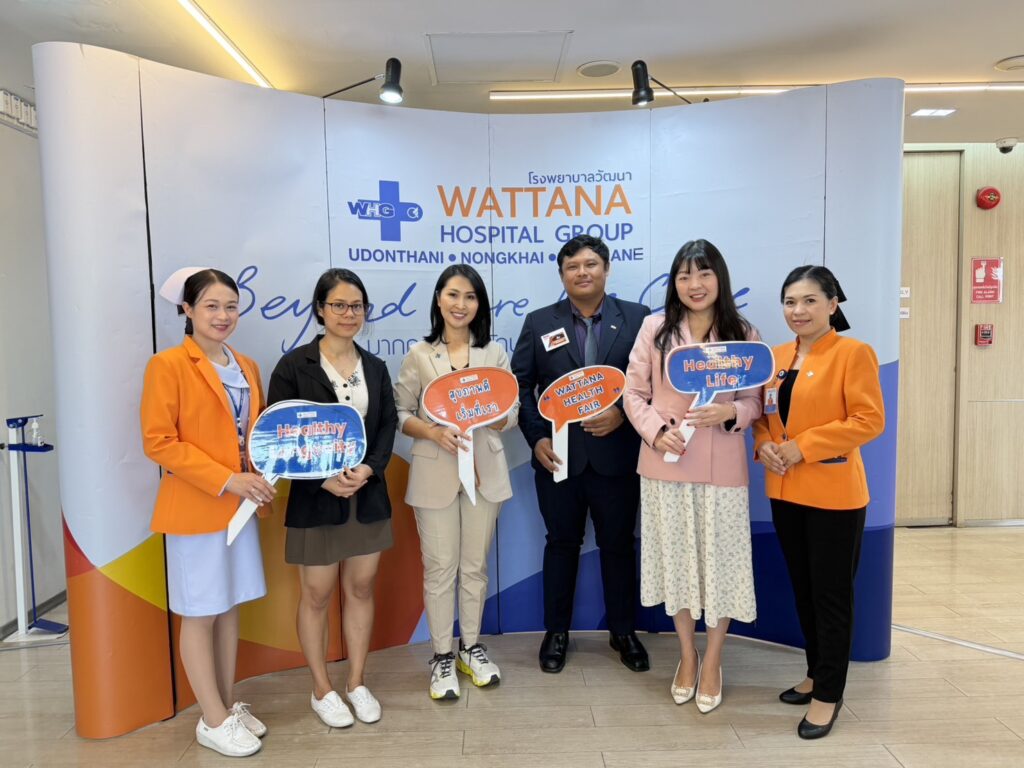 ภาพหมู่ถ่ายร่วมกับผู้บริหารโรงพยาบาลวัฒนา