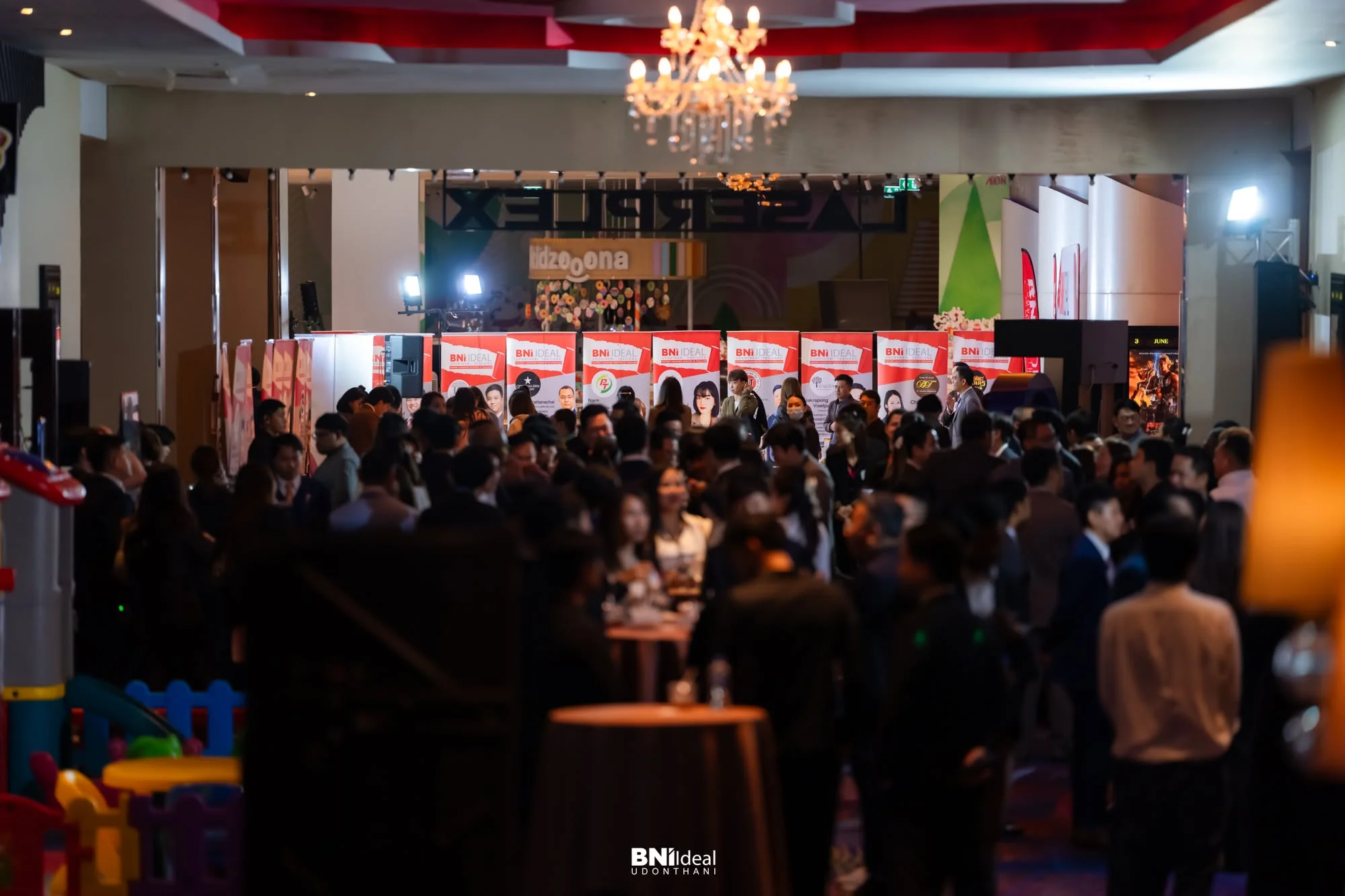 ภาพผู้เข้าร่วมงานพูดคุย แลกนามบัตร หรือกิจกรรม Networking นักธุรกิจกว่า 200 ท่านแลกเปลี่ยน Connection ในงาน BNI IDEAL BOD HOPE อุดรธานี
