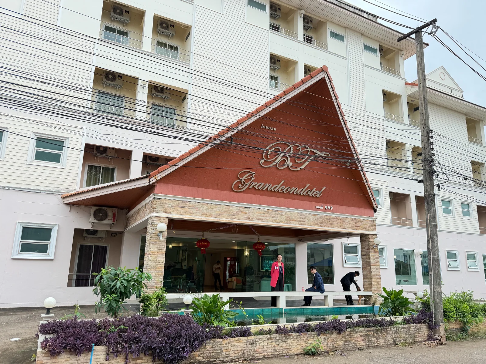 ด้านหน้าโรงแรม BT Grand Condotel อุดรธานี บนถนนรอบเมือง ด้านหน้าโรงแรม BT Grand Condotel อุดรธานี บนถนนรอบเมือง